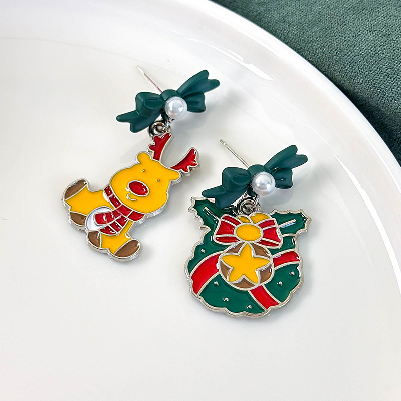 أقراط كريسماس غير متماثلة