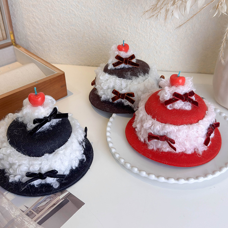 مشبك شعر كعكة الكريمة والكرز