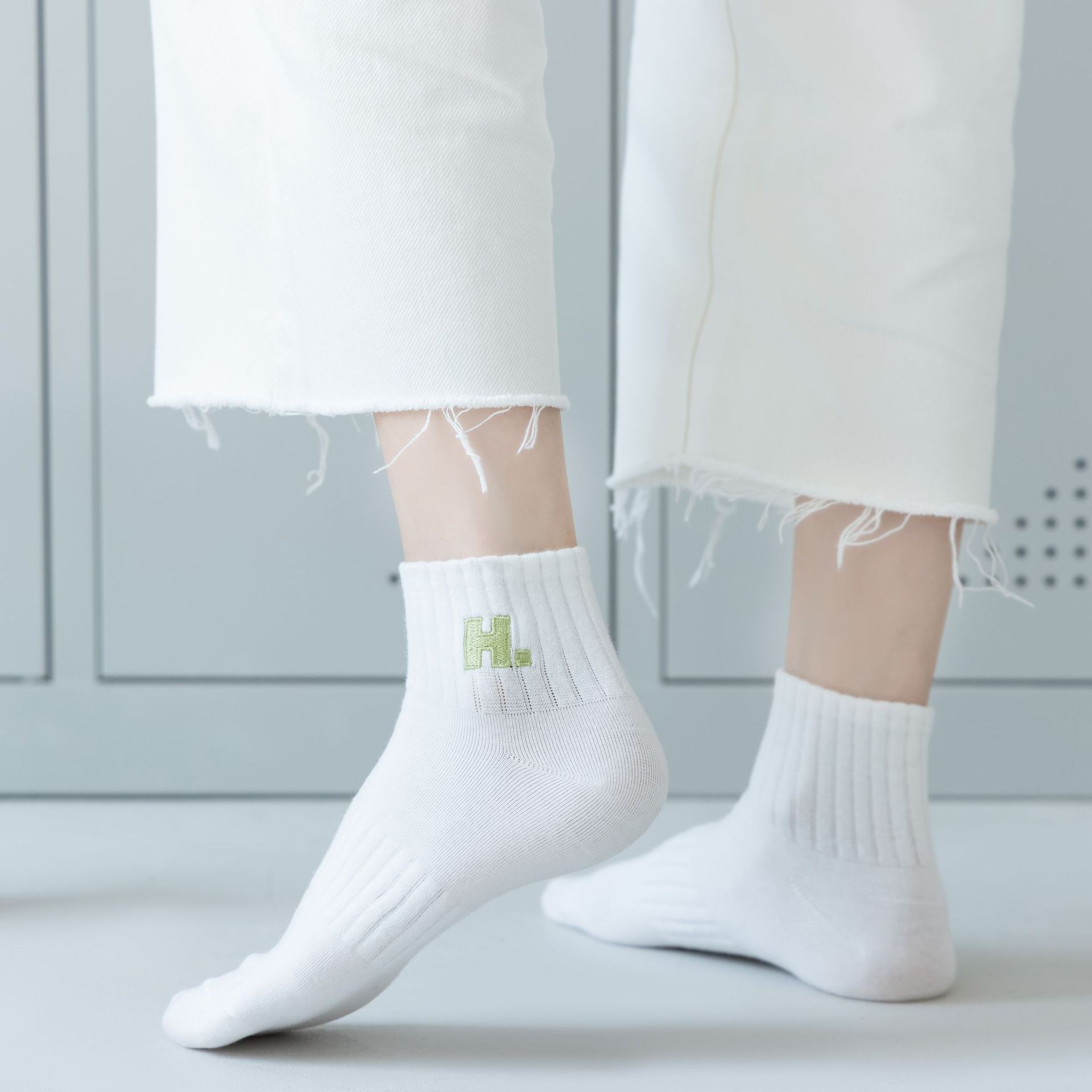 Șosete cu litera H brodată