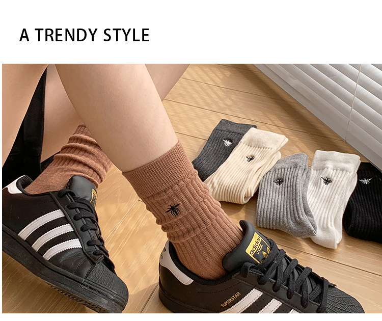 Meias Mid-Calf Bordadas com Abelha