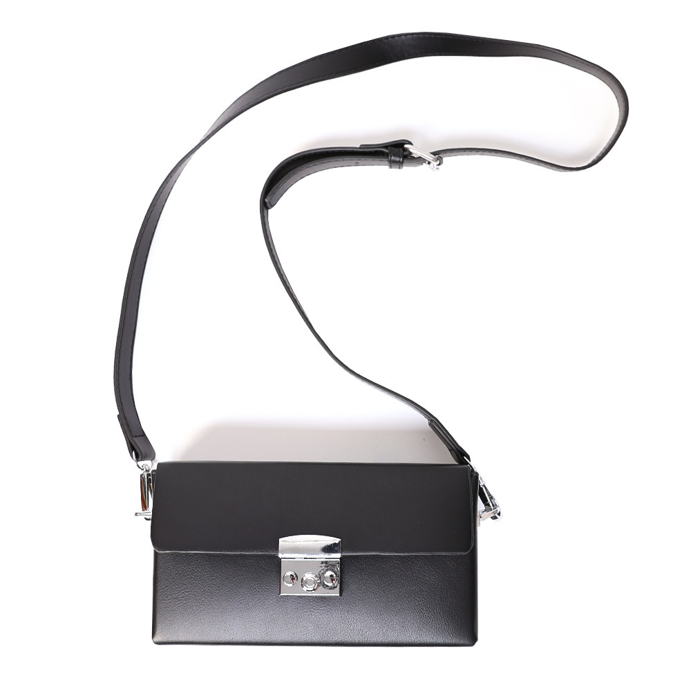 Маленькая квадратная сумка через плечо с цепочкой