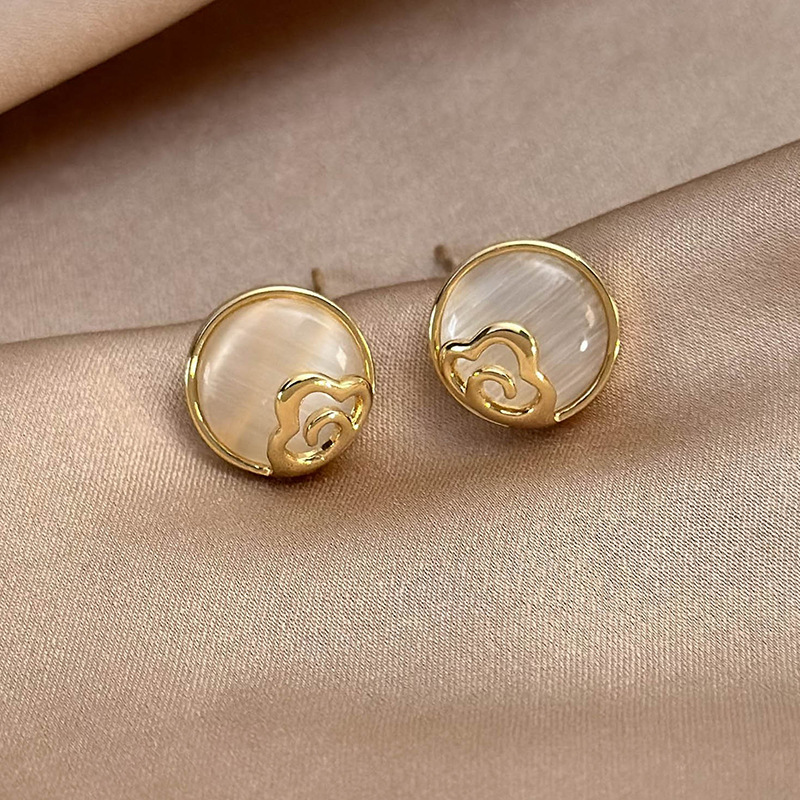 أقراط بحجر عين القط