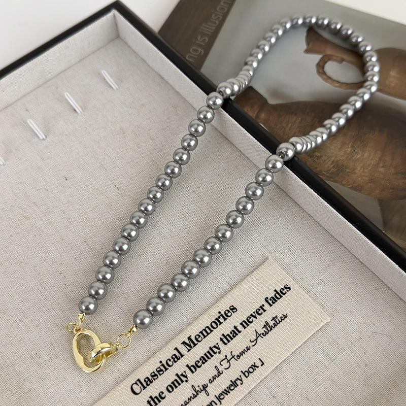 Геометричне намисто з перлинною застібкою