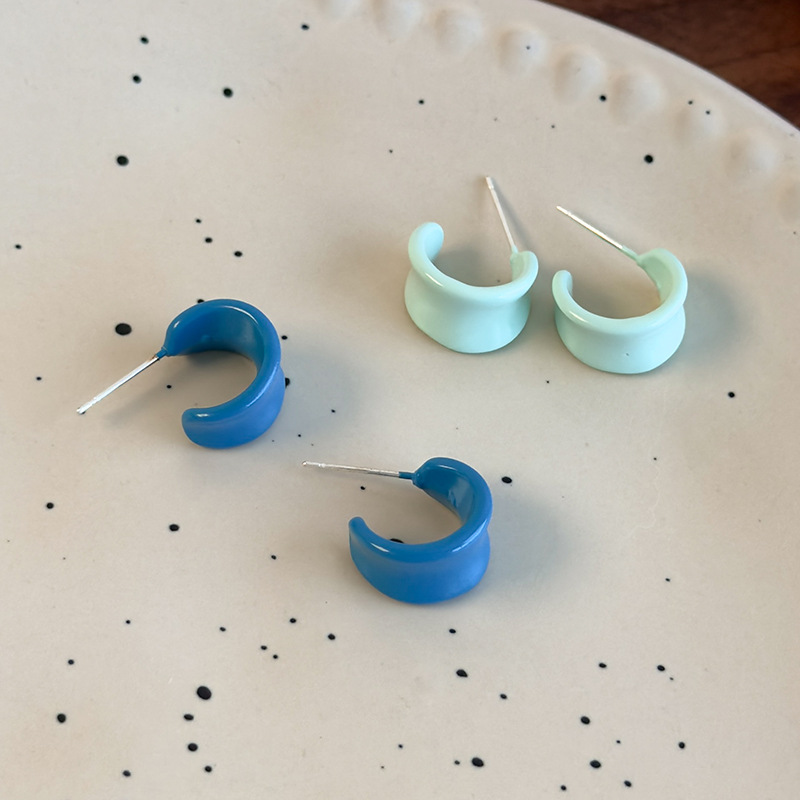 أقراط مينا متقاطرة على شكل C