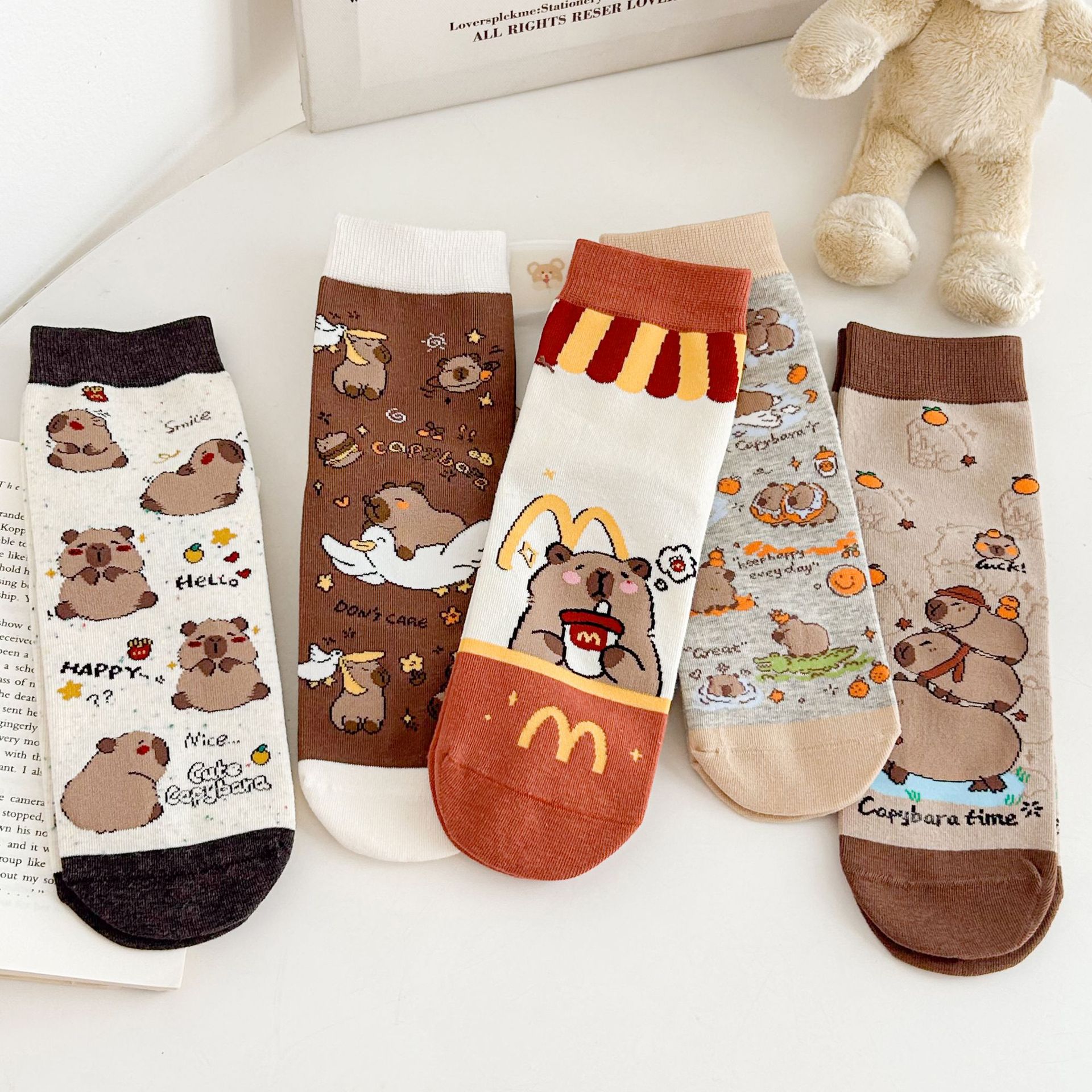 Meias Femininas com Estampa Xadrez e Ursos de Desenho Animado