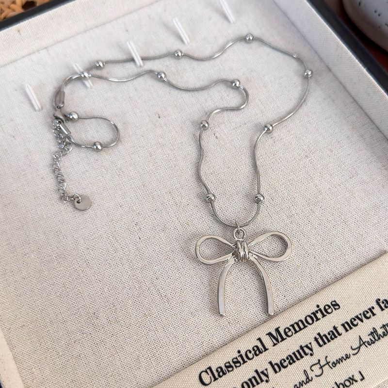 Мінімалістичне намисто зі срібним бантом