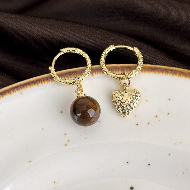 أقراط متدلية من عين النمر