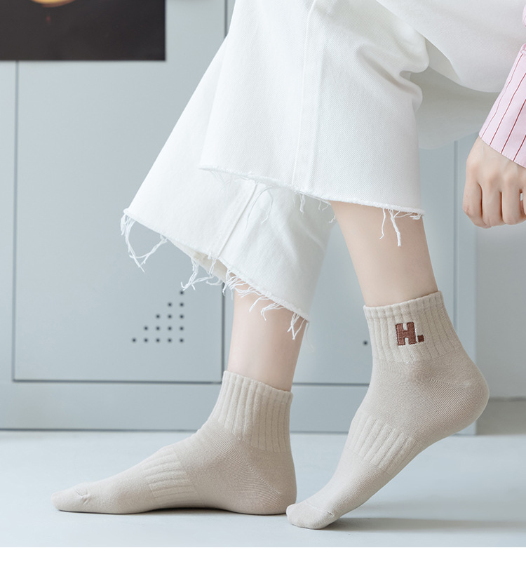 Șosete cu litera H brodată
