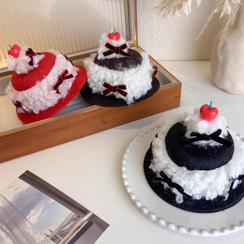 مشبك شعر كعكة الكريمة والكرز