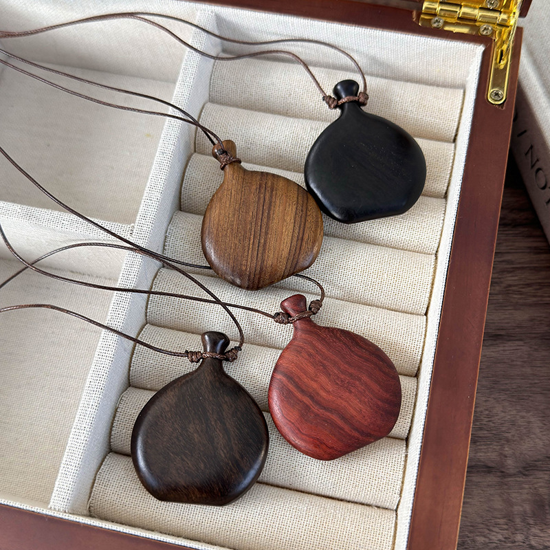 Вінтажний Намисто з Дерев'яним Кулоном Пляшки