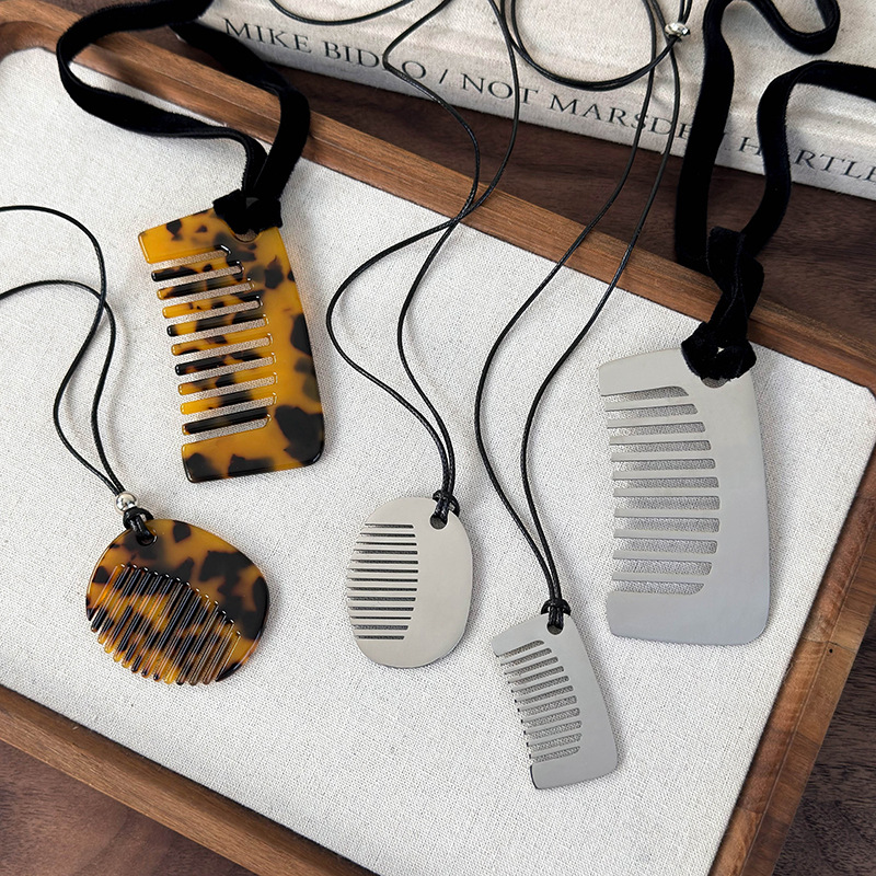 Намисто з кулоном-гребінцем