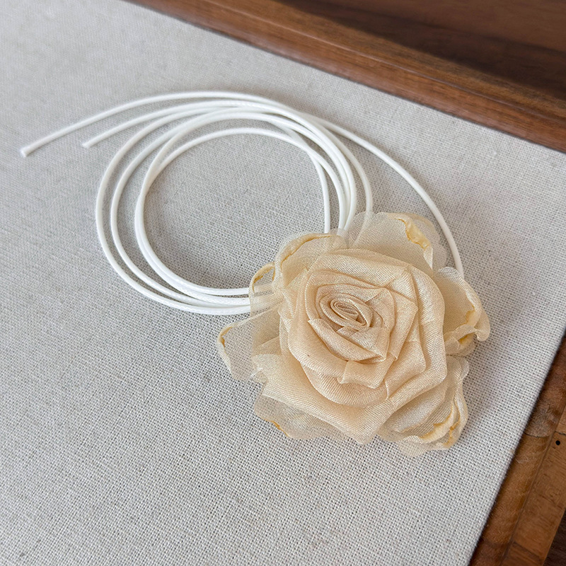 สร้อยคอช็อกเกอร์ดอกกุหลาบแห้งและดอกคาเมลเลีย