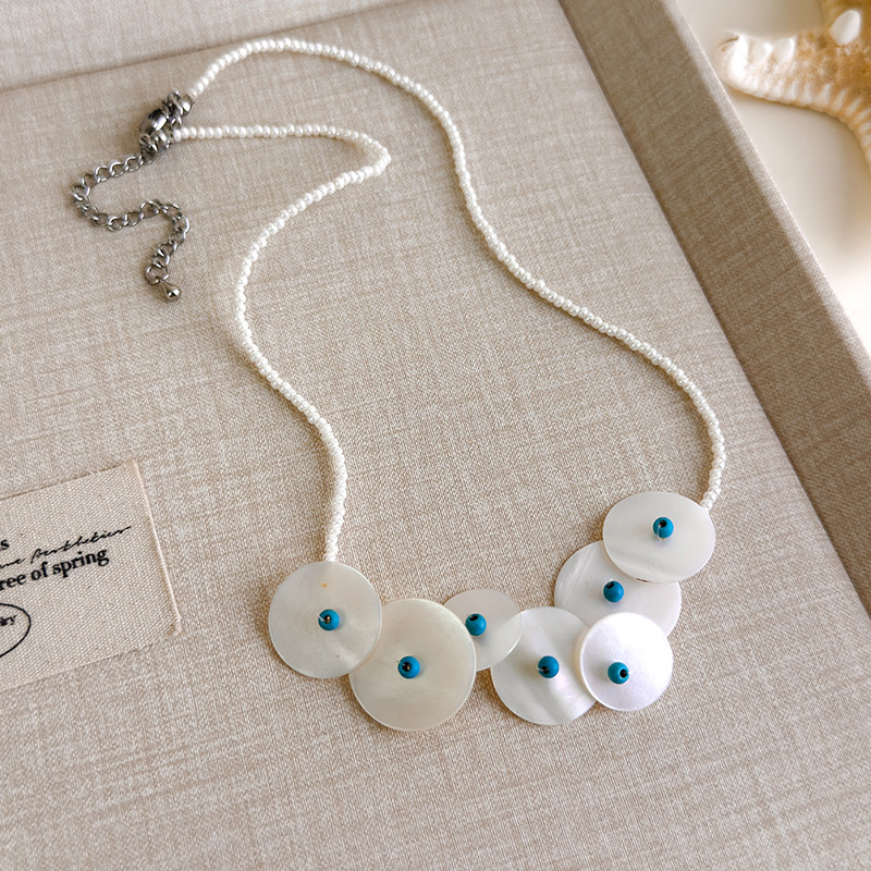 Блакитне намисто з мушлями та намистинами