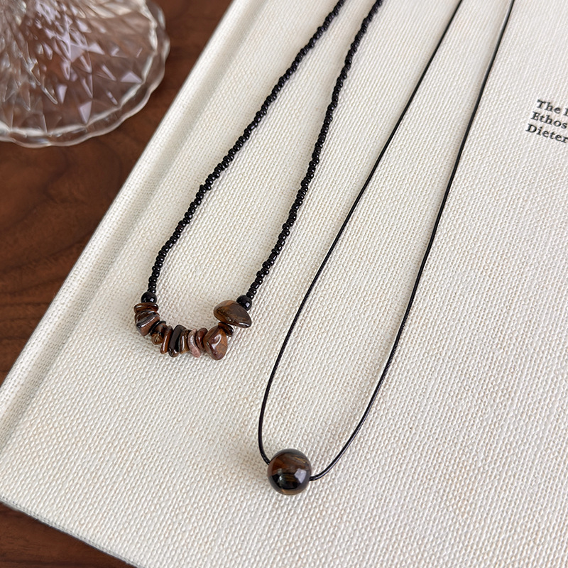 Чорне геометричне намисто з намистинами Тигрове Око