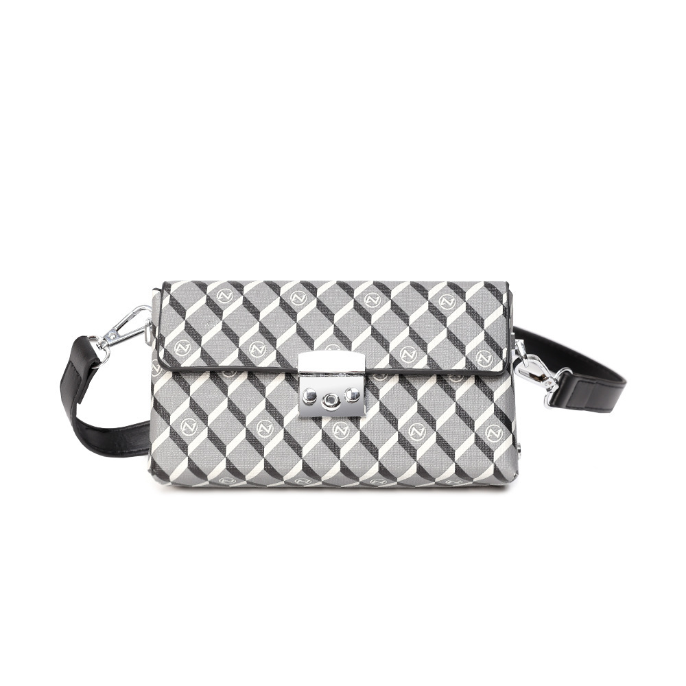 Маленькая квадратная сумка через плечо с цепочкой