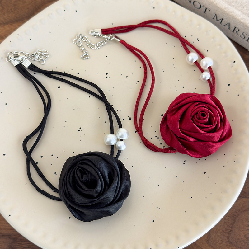 Кольє-чокер з трояндою та камелією
