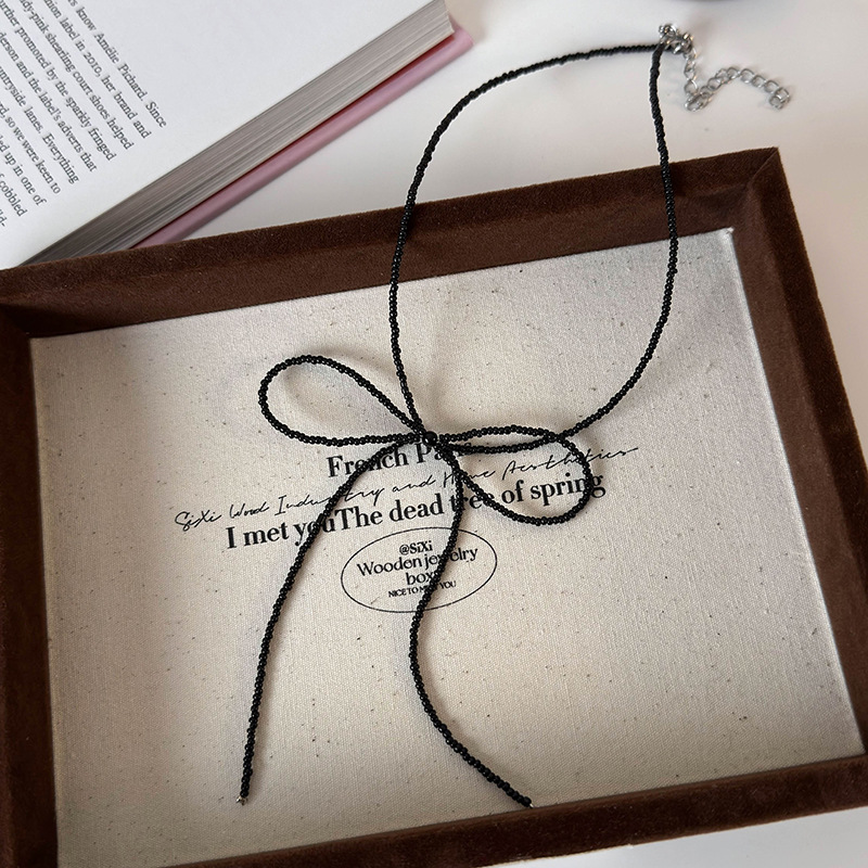 Чорне намисто з бантом