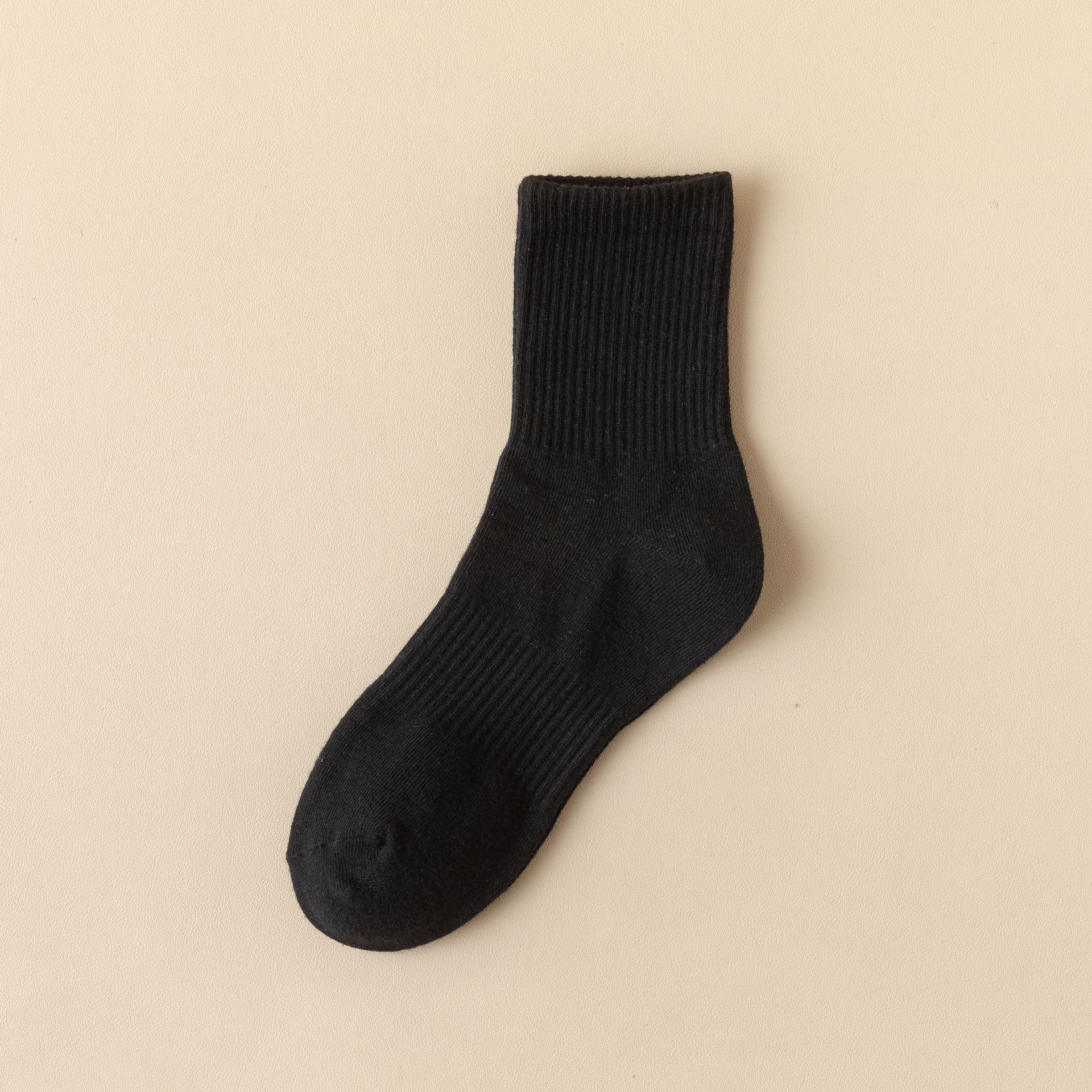 ถุงเท้ากีฬา Mid-Calf สีทึบ