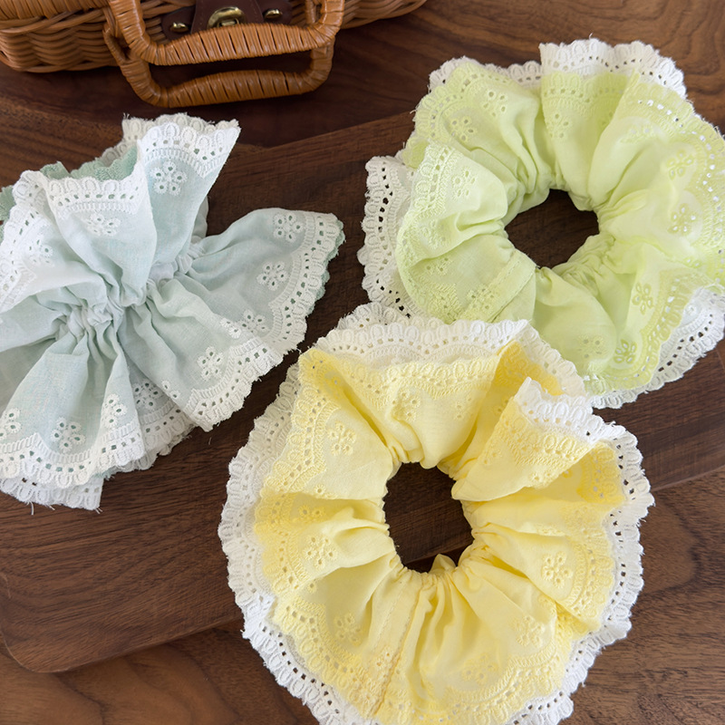 Hair Scrunchie z Haftowaną Koronką