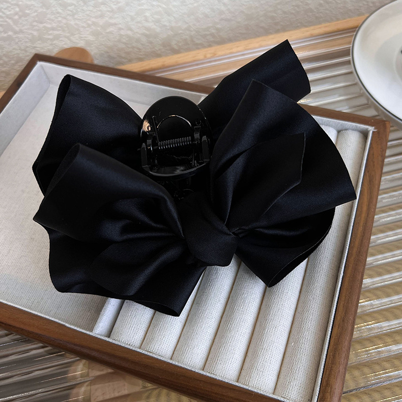 Agrafă de Păr Shark cu Aplică Mare din Satin