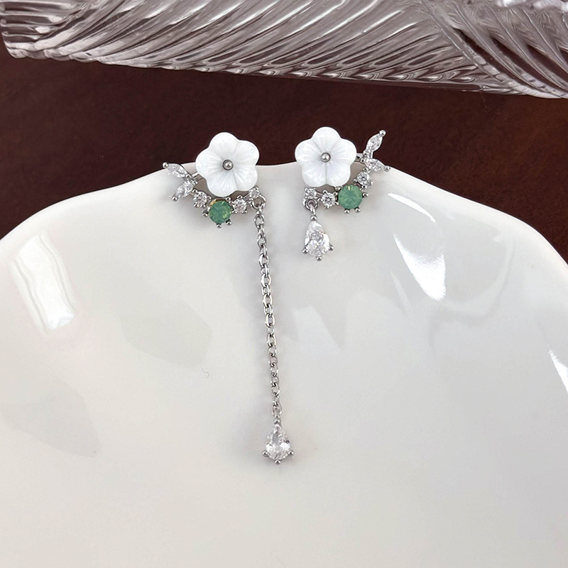 비대칭 쉘과 플로럴 이어링