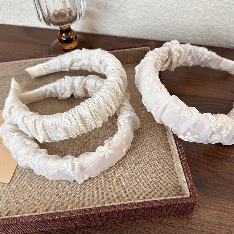 Faixa de Cabelo com Renda Francesa Bordada e Babados