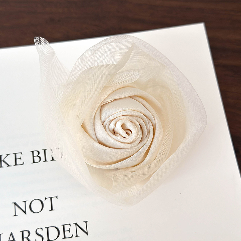 Satin-Rosen-Haarklammer- und Haargummi-Set