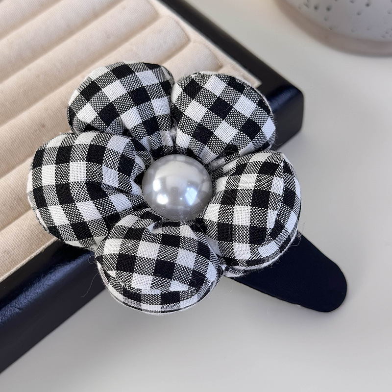 Μαύρο-Λευκό Καρέ Κλιπ Μαλλιών με Λουλούδι και Μαργαριτάρι