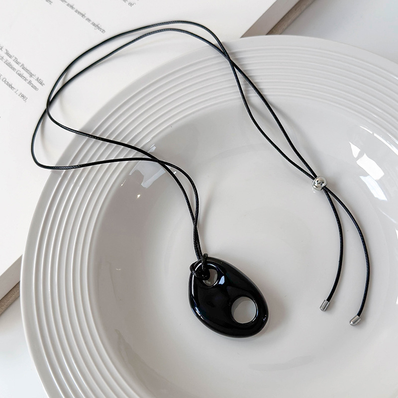 Collana Lunga Nera con Pendente Resina Naso di Maiale