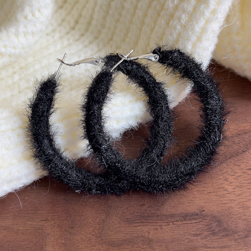 ต่างหูวงกลมขนปุย