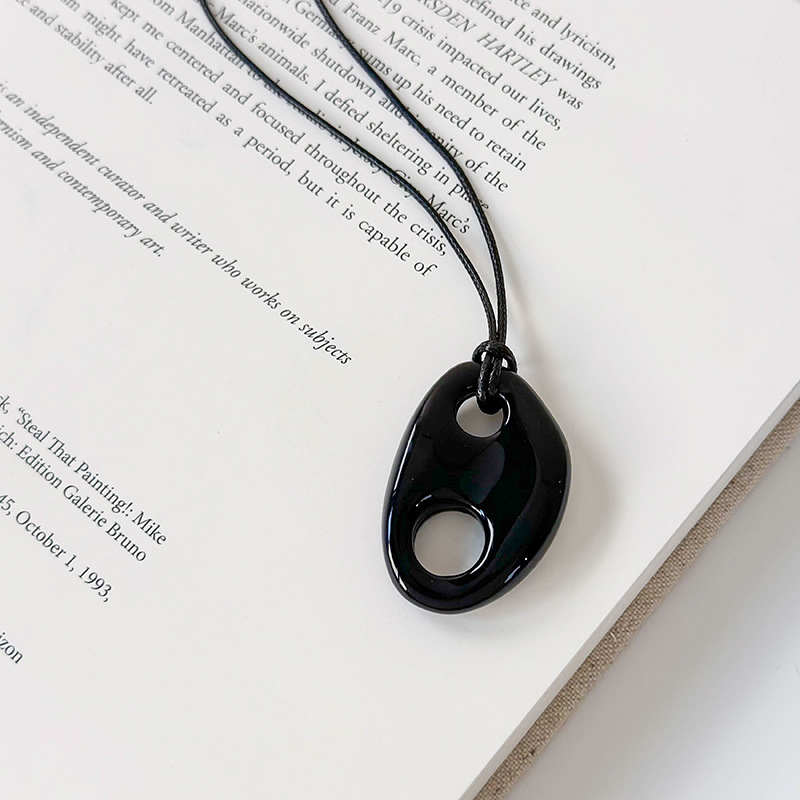 Collana Lunga Nera con Pendente Resina Naso di Maiale