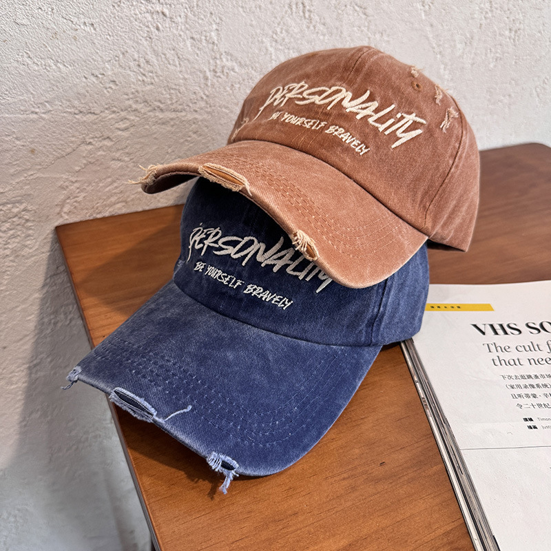 Boné de Baseball Lavado e Desgastado com Letras Rasgadas