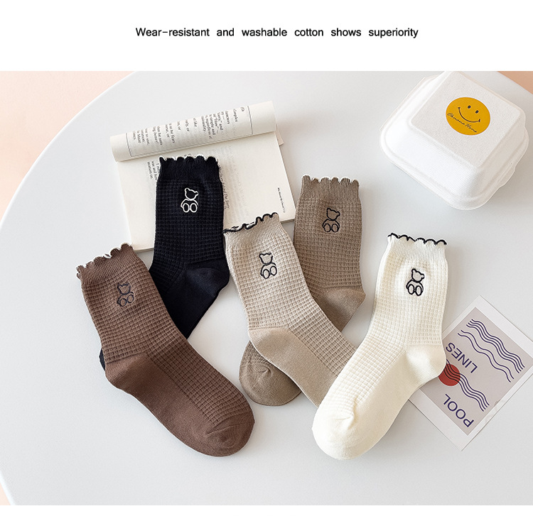 Meias de Cano Médio de Renda com Urso Bordado