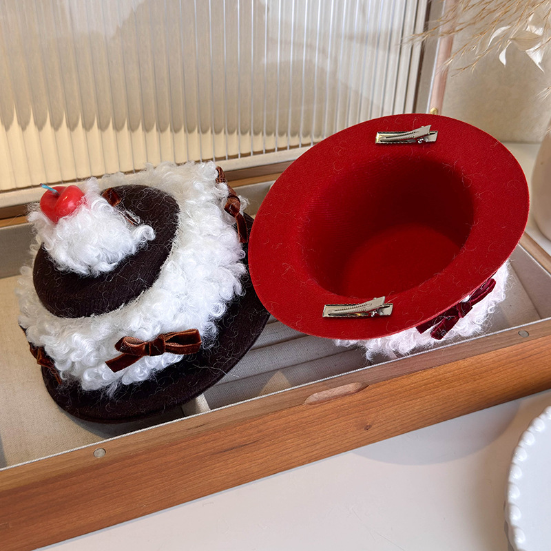 مشبك شعر كعكة الكريمة والكرز