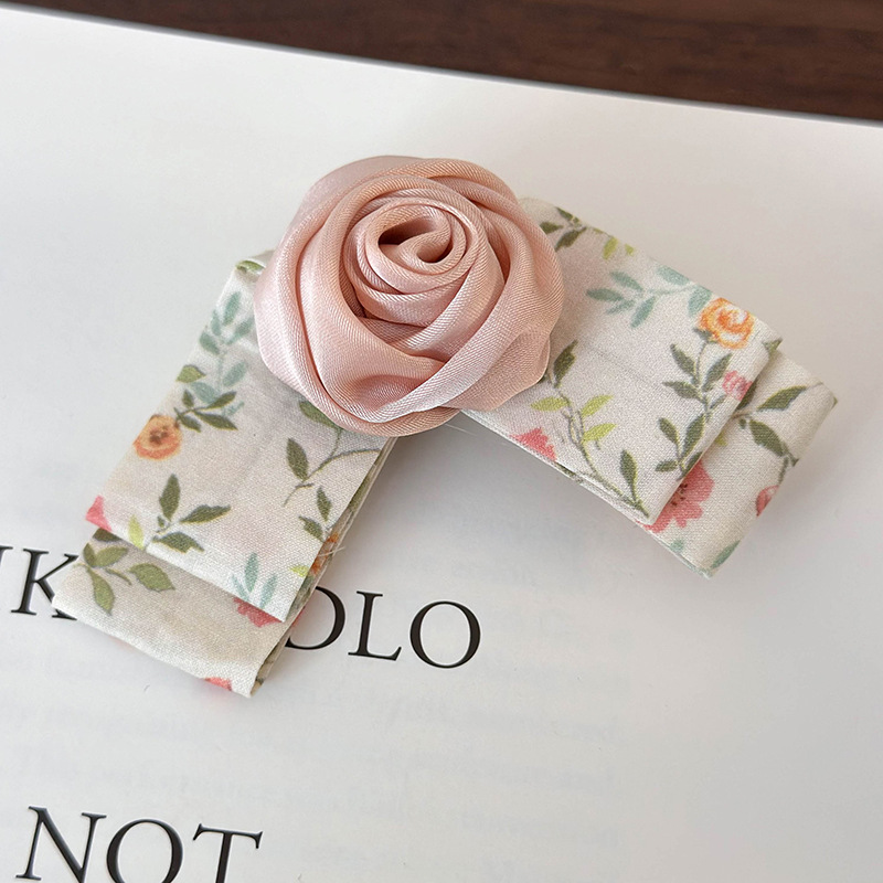 Цветочная заколка-уточка с розовым бантом