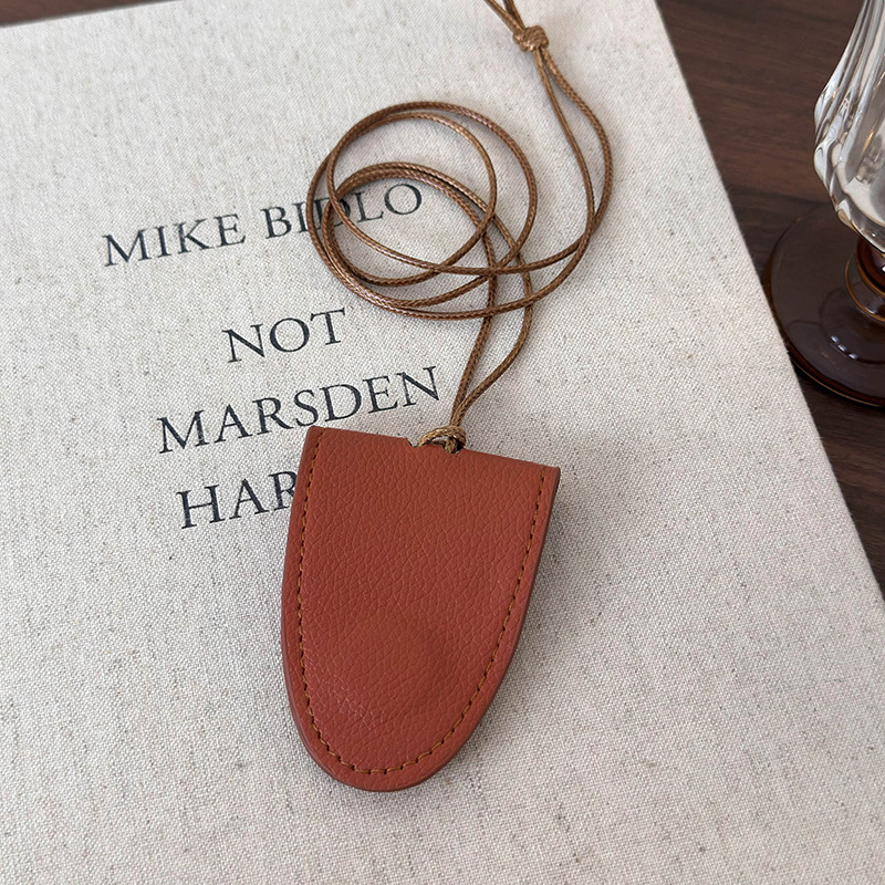 Намисто з підвіскою Multi-Clip зі штучної шкіри