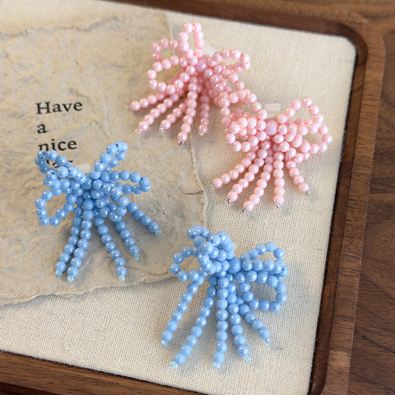 ビーズボウとタッセル付きシュークリップ