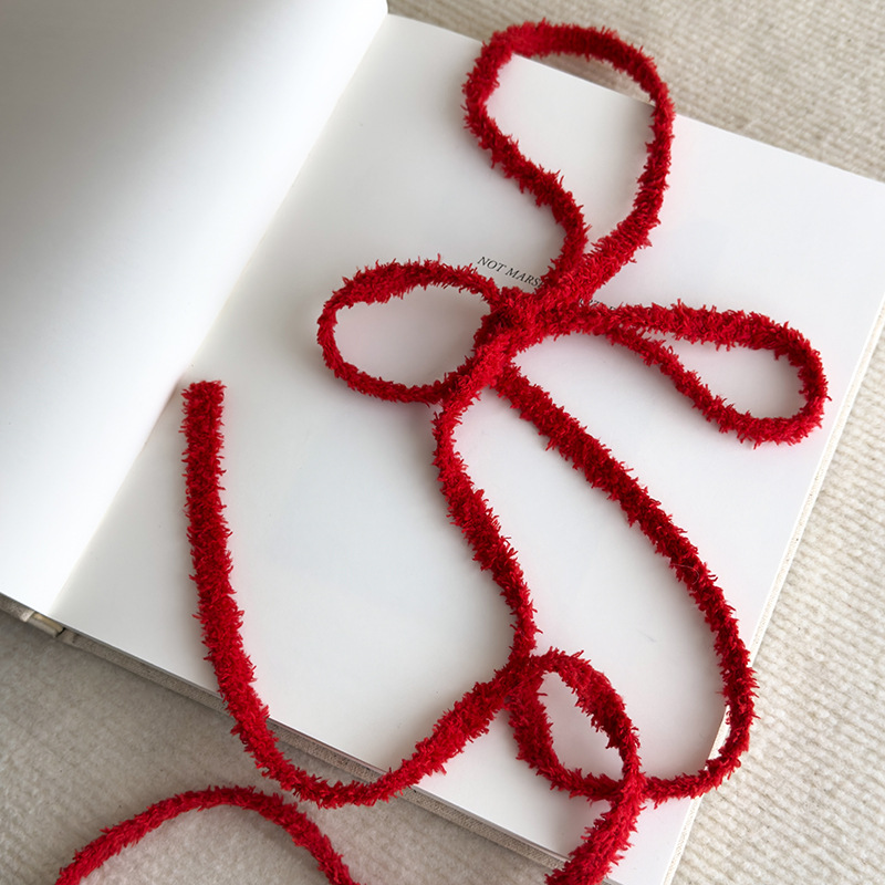 قلادة من الخيوط الناعمة