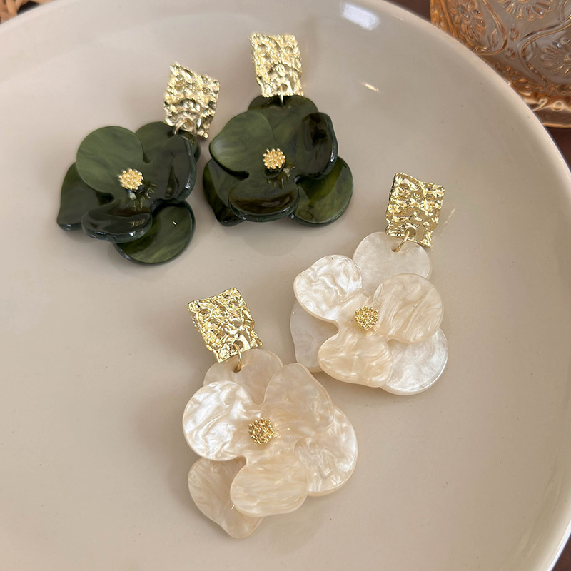 أقراط مزهرة كلاسيكية