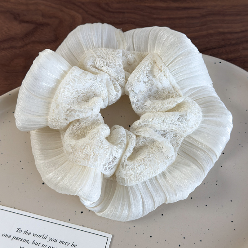 Κεντημένα κορδόνια με οδοντωτή άκρη