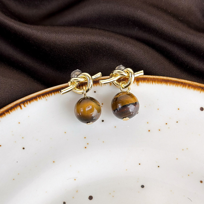 أقراط متدلية من عين النمر