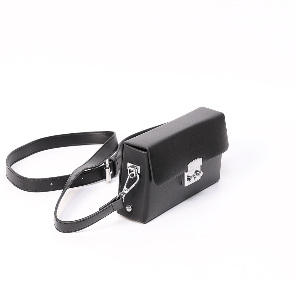 Маленькая квадратная сумка через плечо с цепочкой