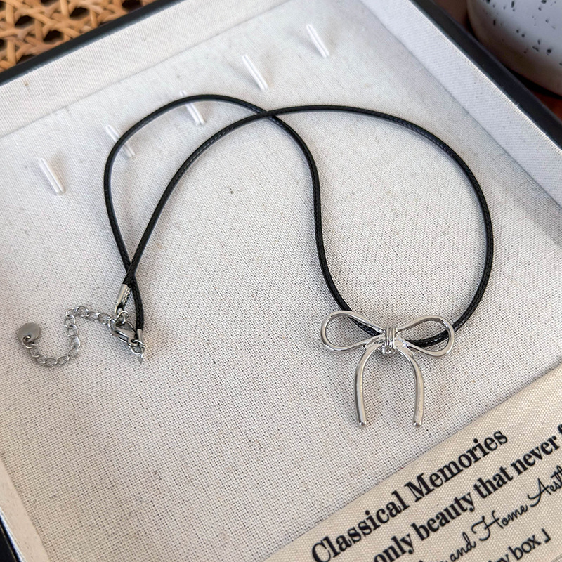 Мінімалістичне намисто зі срібним бантом