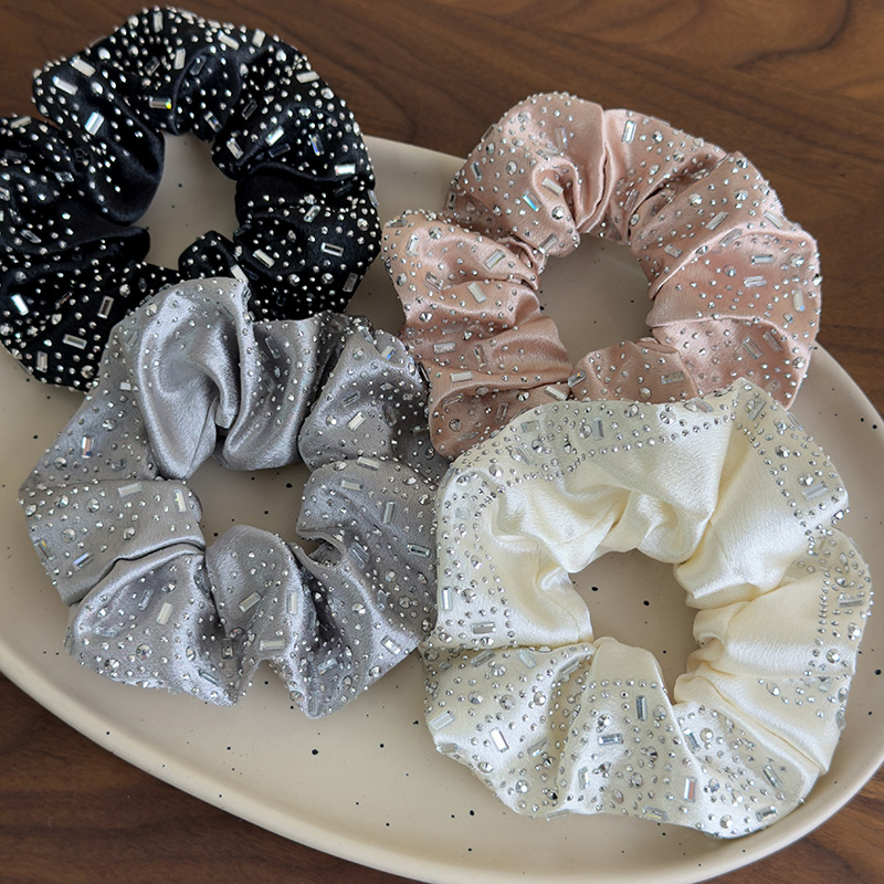 Scrunchies și Bande de Păr cu Strass