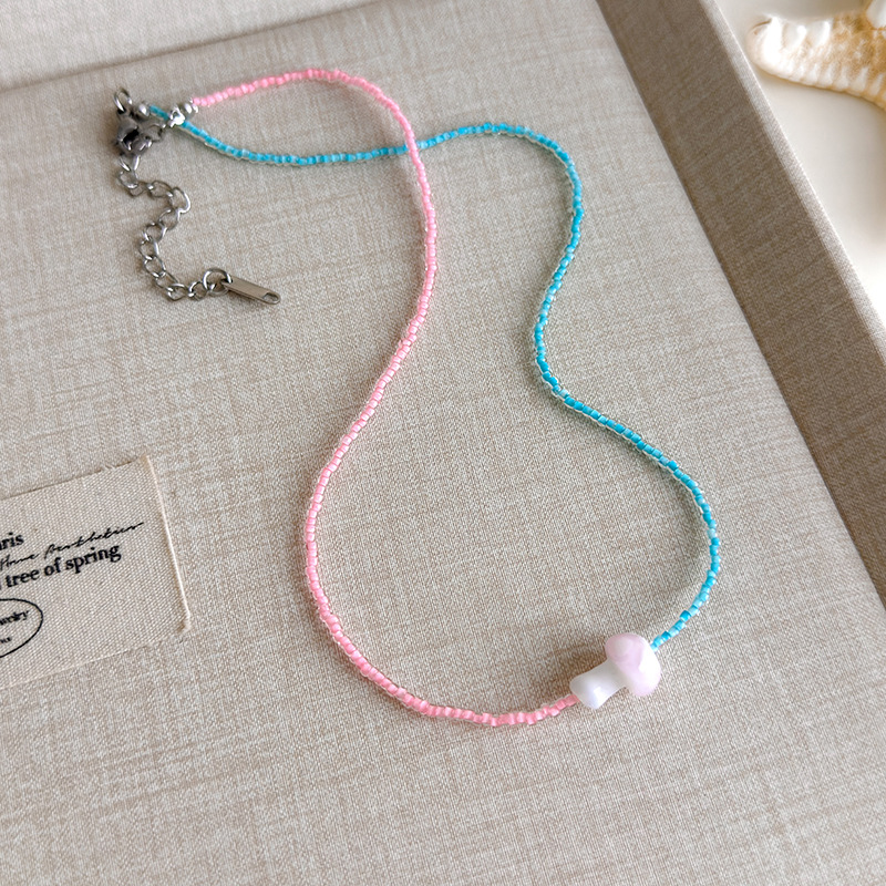 Блакитне намисто з мушлями та намистинами