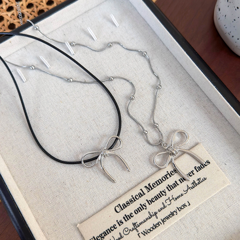 Мінімалістичне намисто зі срібним бантом