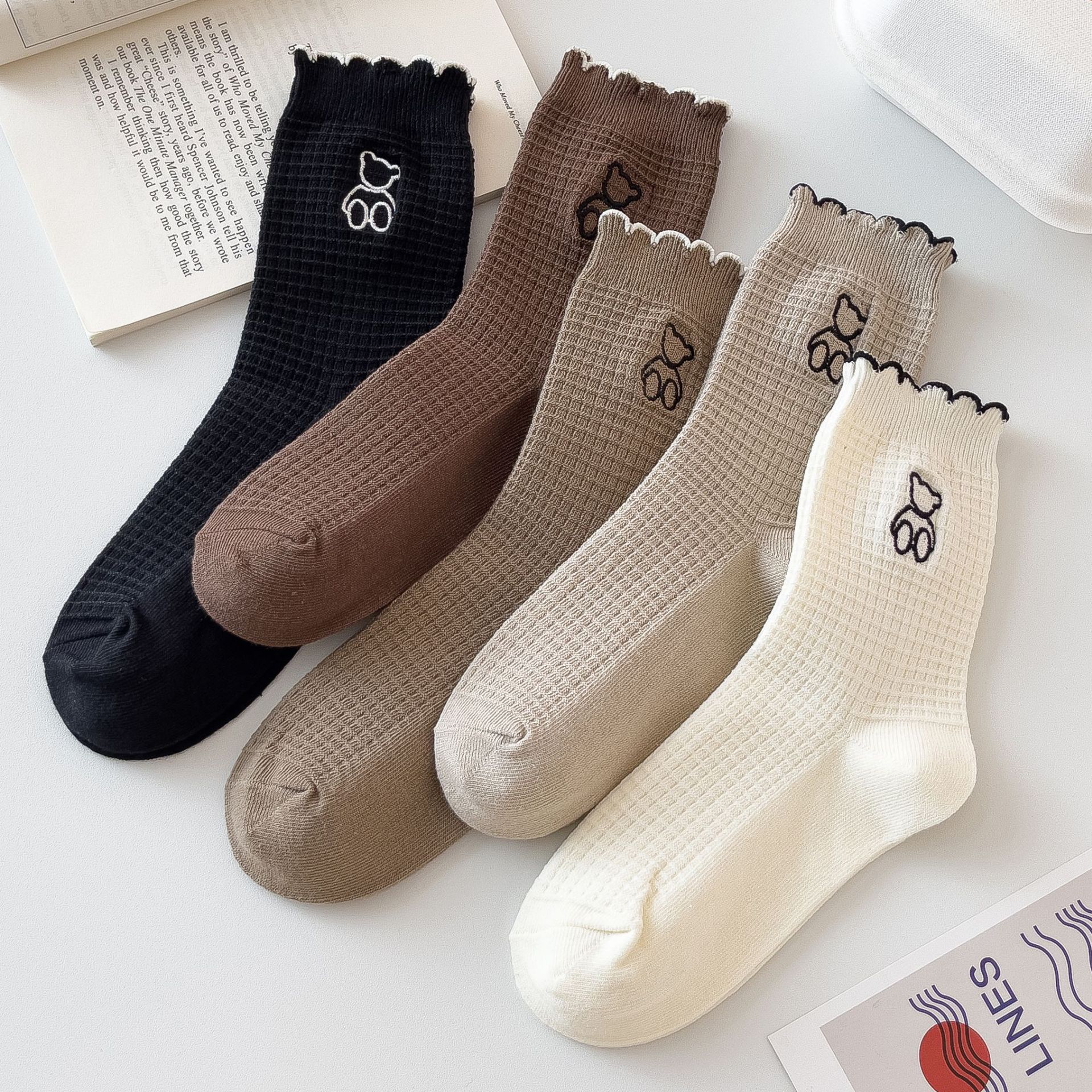 Meias de Cano Médio de Renda com Urso Bordado