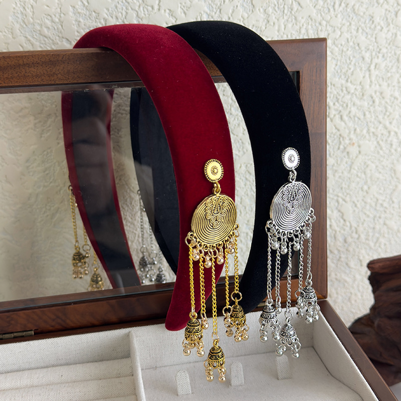 Πλεκτή ζώνη μαλλιών από βελούδο με μεταλλικό μενταγιόν