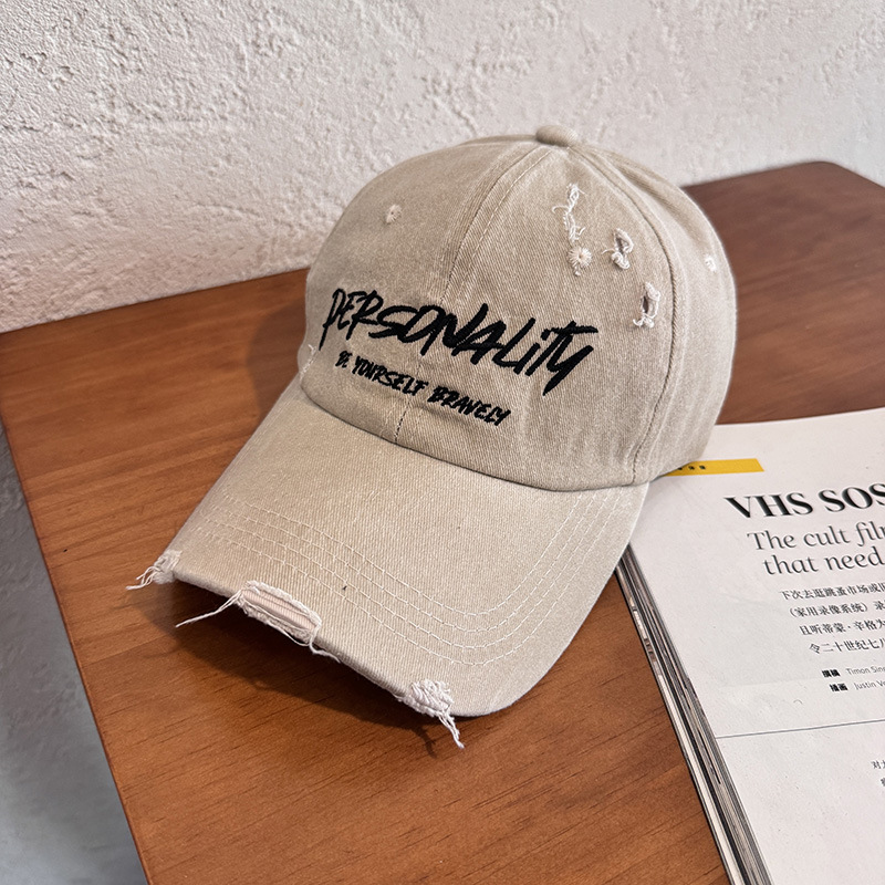 Boné de Baseball Lavado e Desgastado com Letras Rasgadas