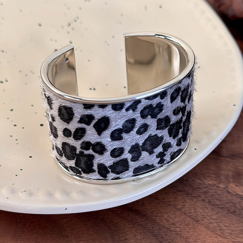 Браслет з відкритою манжетою леопардового та зебрового принту